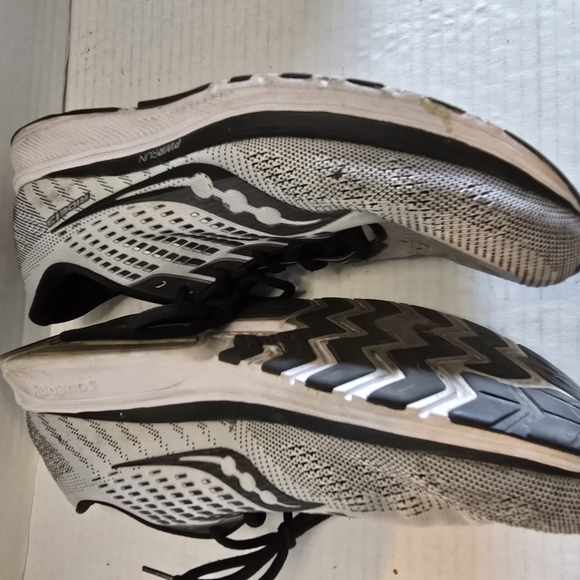 Saucony Men Ride 13 Gray and Black Athletic‎ Shoes. Used
